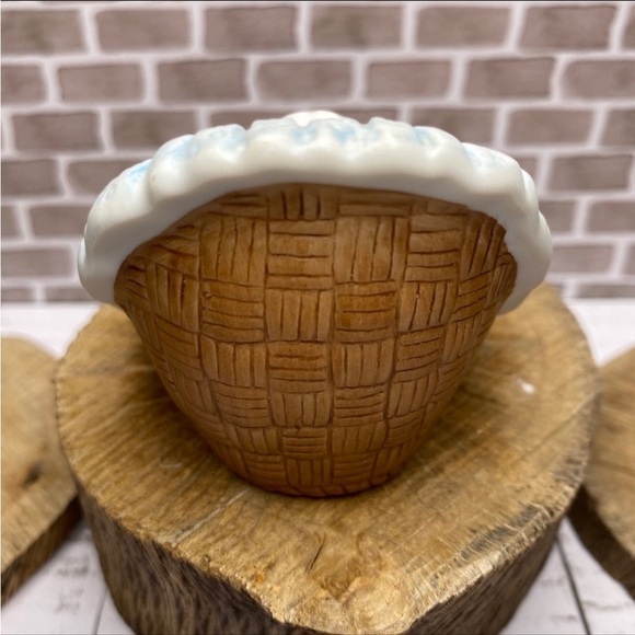 VINTAGE 1983 Baby Girl in Bassinet Enesco Imports Corp - Picture 3 of 6